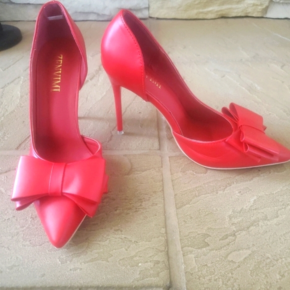 Pop, hot, red stilettos! - Picture 2 of 3
